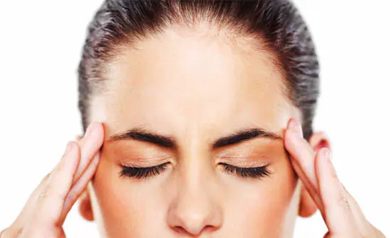 Emicrania con e senza aura, i sintomi e come curarla