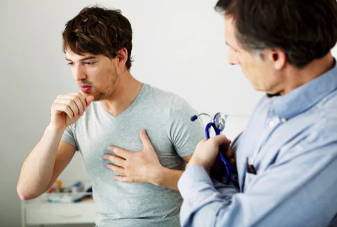 Mal di schiena quando tossisco: cause e rimedi